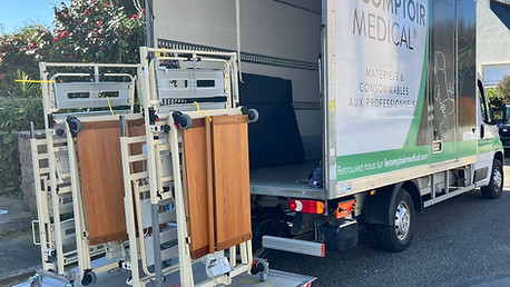 Camion de livraison rapide de lit médicalisé.