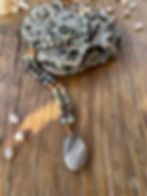 מחרוזת אבני חן טבעיות בצבעי אפור וירוק עשויה בעבודת יד