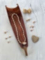 שרשרת אבני חן לבנות, שרשרת קצרה בעבודת יד, שרשרת מקרמה אבני היוליט