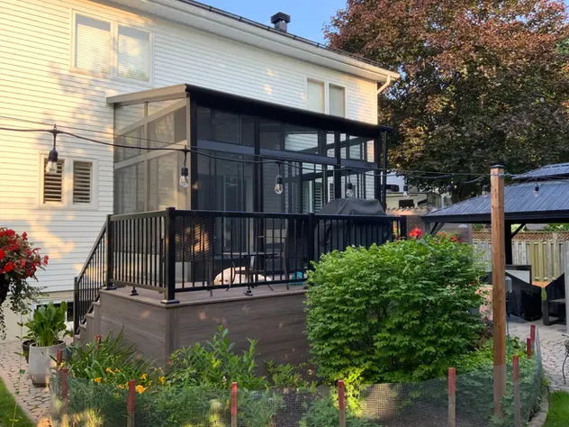 Solarium noir construit sur une terrasse extérieure avec Auvents Signature.