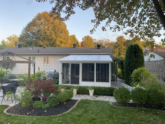 Veranda avec vue sur le jardin, Auvents Signature, espace extérieur abrité, solarium 3 saisons.