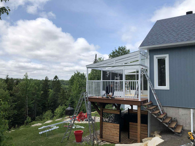 Terrasse avec auvent en construction, des rampes d'aluminium ou en verre, Auvents Signature.