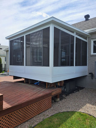Solarium blanc surélevé, grillagé, avec un toit rigide, terrasse en bois, extérieur, Auvents Signature