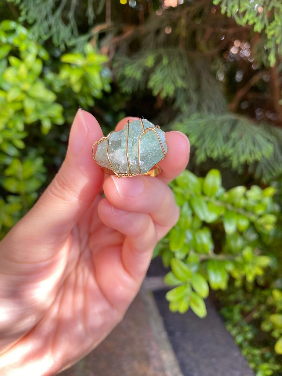 Thumbnail: Green fluorite stone gold band ring