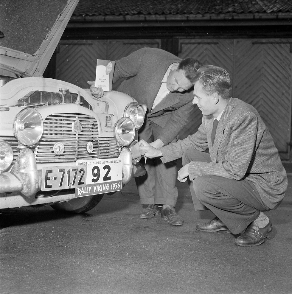 Rally Viking i 1956. På bildet ser vi to deltagere fra Hedmark, Even Halla og Helge Kristiansen, pusse lyktene på sin Ford Zephyr. Bildet er lånt fra digitalmuseum.no