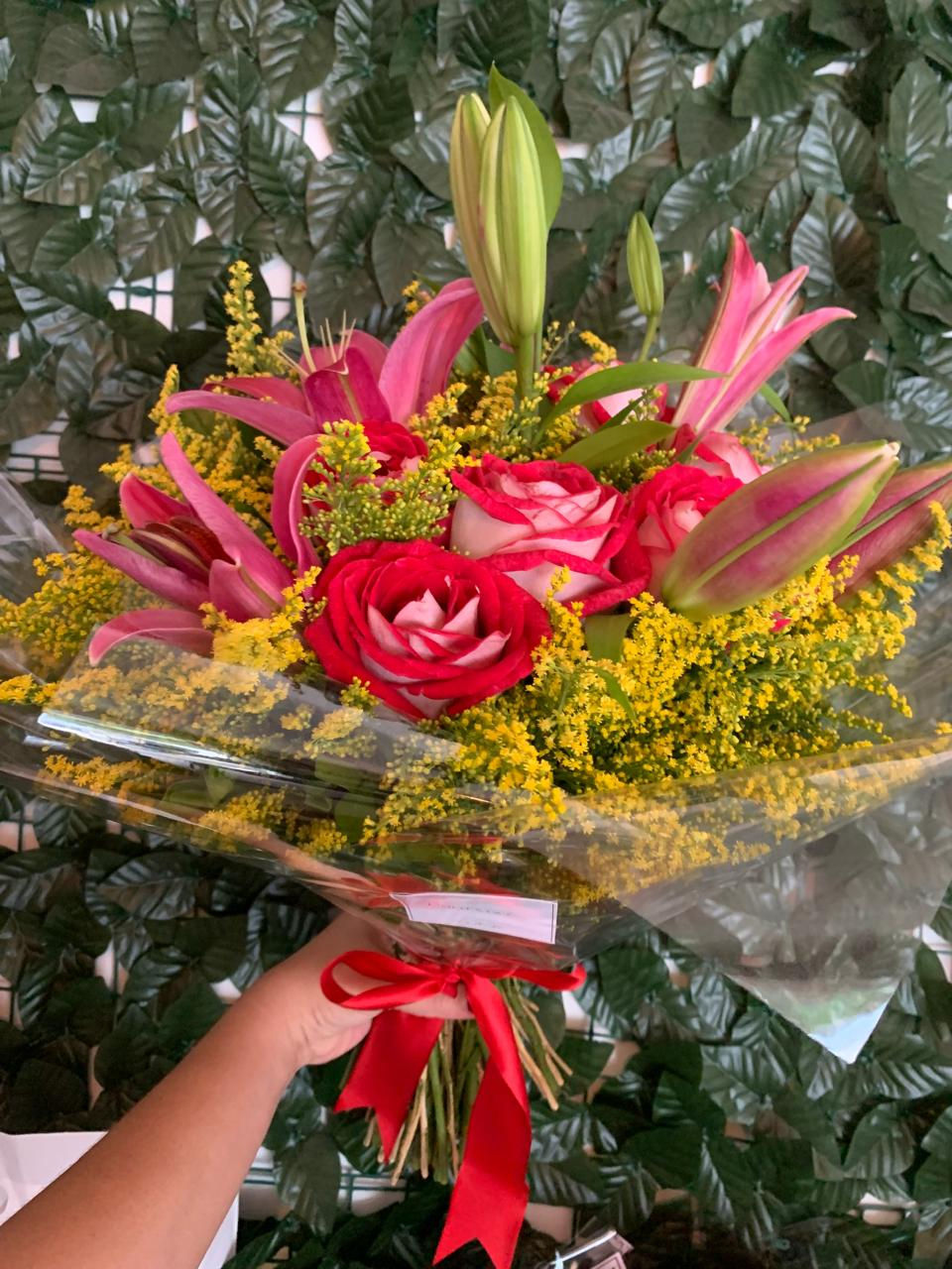 Miniatura: Buquê de Lírios com rosas