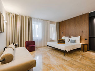 Suite elegante con vista sui tetti del centro storico – perfetta base per vivere Sirmione intensamente dal cuore del borgo