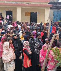 рдмреВрдереЛ рдкрд░ рдорддрджрд╛рди рдЬрд╛рд░реА, рдмреВрде рдкрд░ рдПрдХ рдкреБрд▓рд┐рд╕ рдХрд░реНрдореА рджреНрд╡рд╛рд░рд╛ рдорддрджрд╛рддрд╛ рд╕реЗ рдЕрднрджреНрд░рддрд╛ рдХрд░рдиреЗ рдкрд░ рдорддрджрд╛рддрд╛рдУреЗрдВ рдореЗрдВ рд░реЛрд╖ред