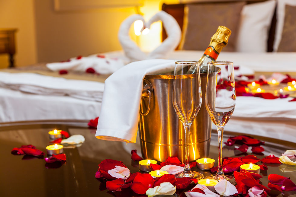 Hotelkamer met champagne en rozen