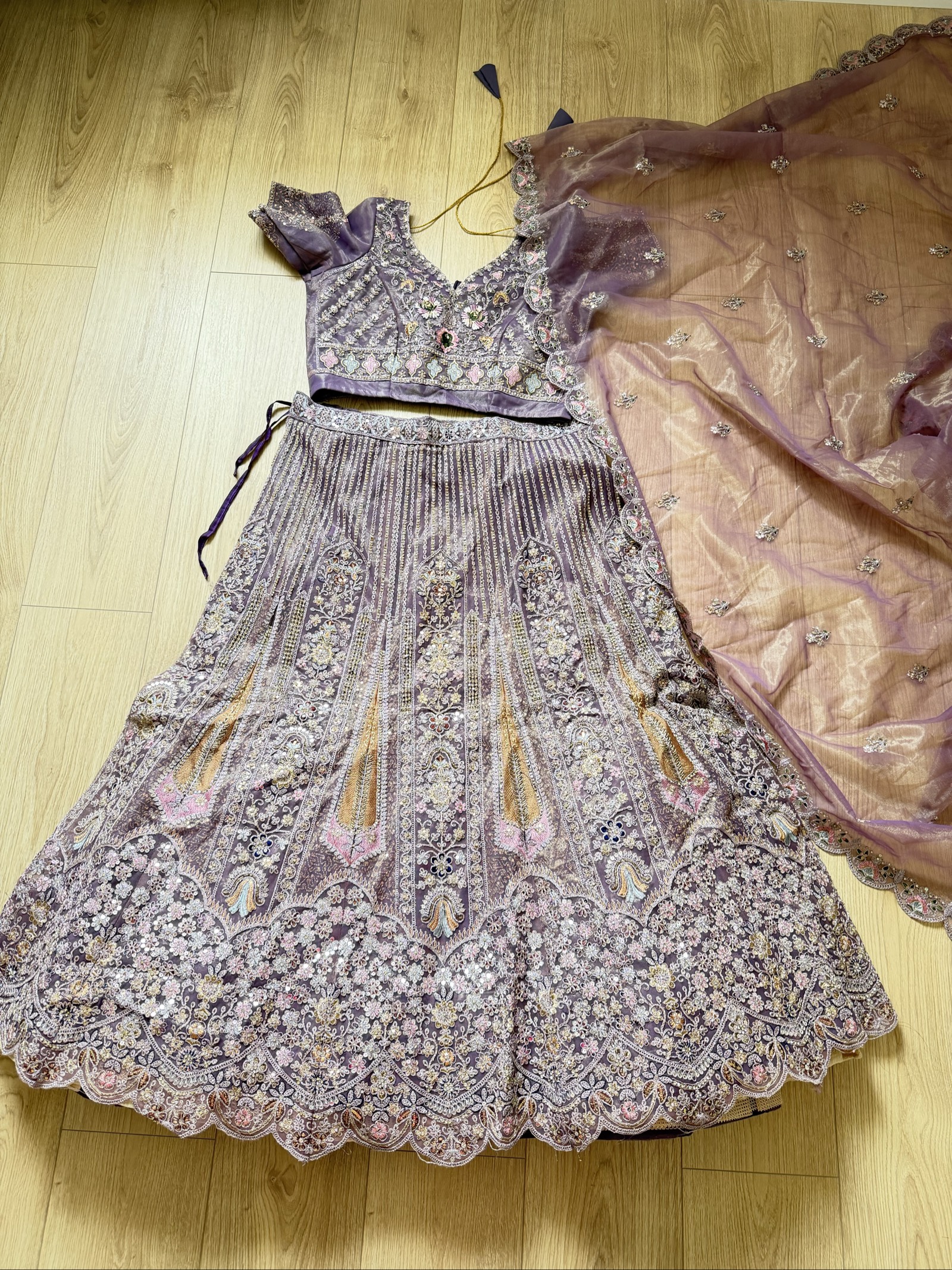 Ensemble Lehenga Choli brodé avec dupatta violet