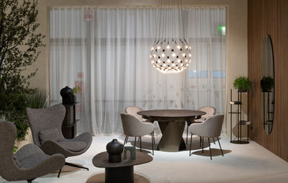 תמונת אווירה שולחן ציקלון, כיסאו הולי פאב, כורסאות לייזי ושולחן סלון מאשרום, מראה בראיים. 