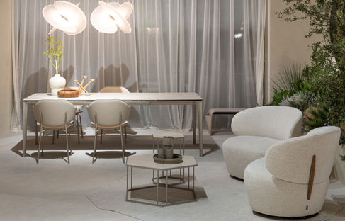 תמונת אווירה של שולחן בומאה, כיסאות הולי, שולחן סלון רנה, וכורסאות מארה. 