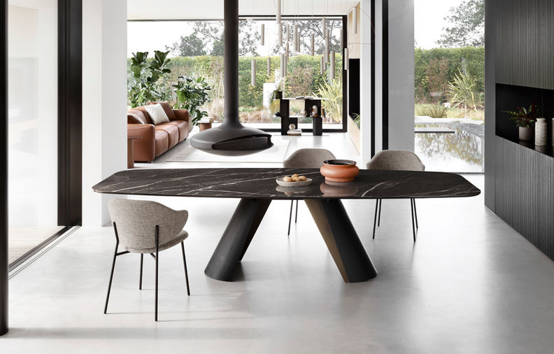 תמונת אווירה שולחן אפיאן וכיסאות הולי עם רגלי מתכת. 