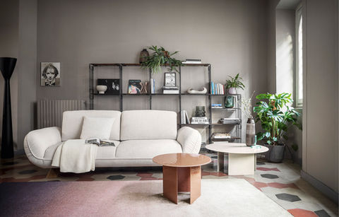 תמונת אווירה ספה פבולה לצד שולחנות סלון לאונג'.