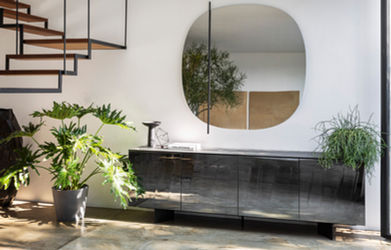 תמונת אווירה של מזנון יוניברסל בדירה, עם חפצי נוי ושטיח. 