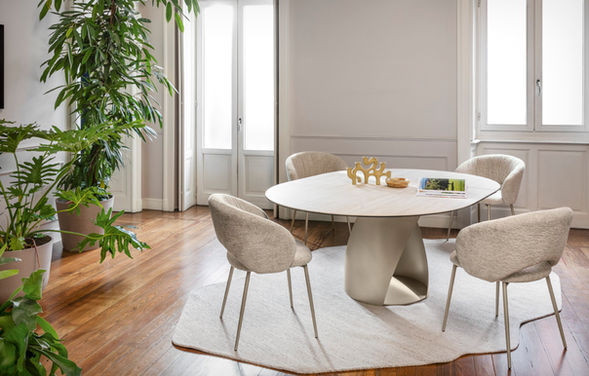 תמונת אווירה של שולחן עגול דגם ציקלון וכיסאות אננימי. 