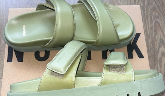 Vrouwen vinden deze sandalen modieus en comfortabel.