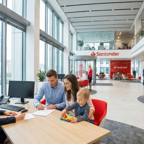 Ипотека в Польше для иностранцев: молодая пара-иностранцы подписывают кредитный договор в отделении польского банка