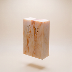 Vaso scultoreo GEMINI in marmo naturale Rosa Portogallo color crema rosato, con venature pesca e monogramma ÉCLAT inciso.