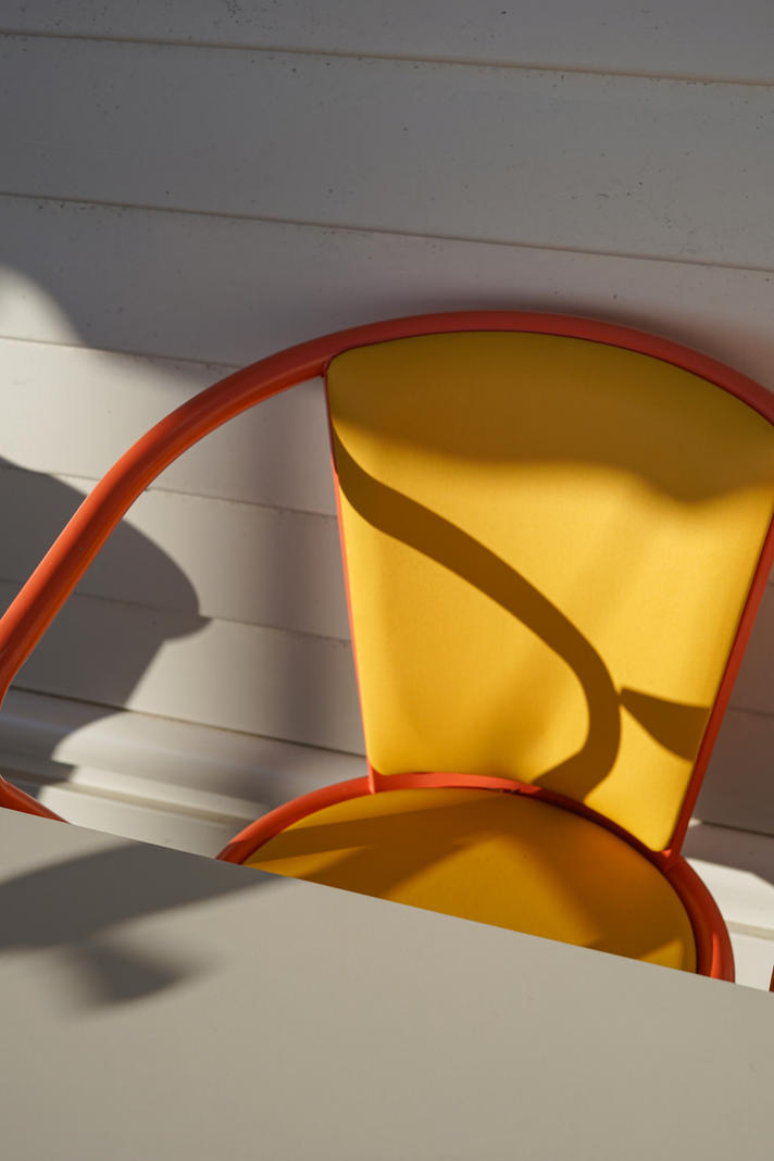 Chaise design Bica Chair en métal installée dans le restaurant Plouf à Cancale, aménagement intérieur par les architectes Wunder Rennes, photographie par Chloé Baeyaert.