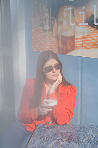 Photographie, direction artistique et stylisme d'un cocktail à base de gin par la Distillerie de la Seine Chez Lili Bar au Havre par Chloé Baeyaert.