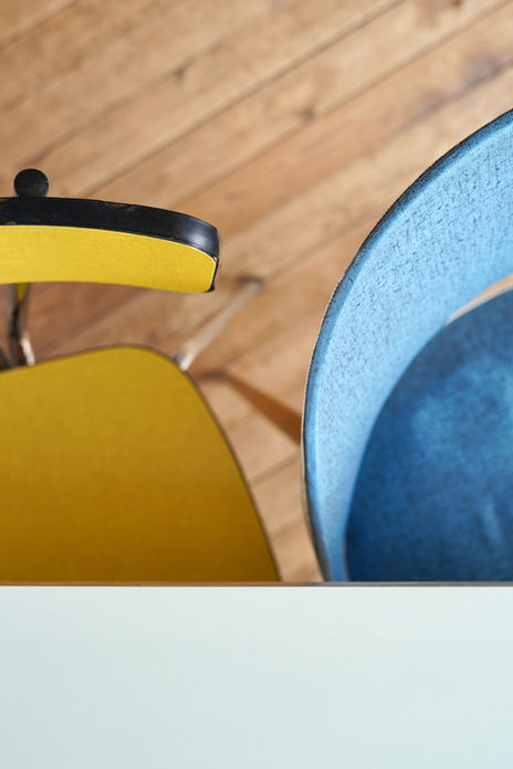 Design Rétro : Chaises en formica jaune sous l'objectif de Chloé Baeyaert