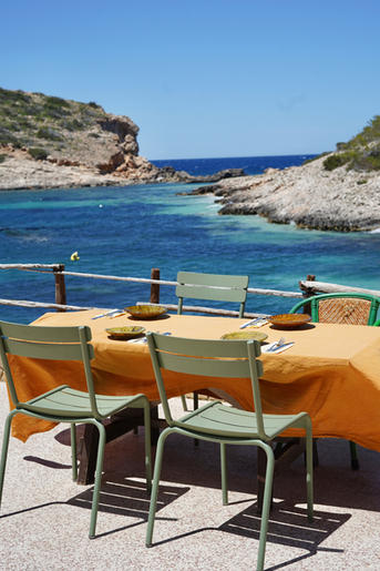 Mobilier de jardin design sur une terrasse épurée à Ibiza, vue sur la mer Méditerranée, photographie lifestyle de Chloé Baeyaert.