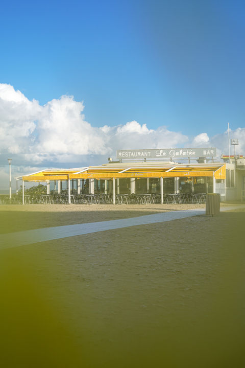 Terrasse du restaurant Le Galatée sur la plage de Trouville, ambiance solaire par Chloé Baeyaert.