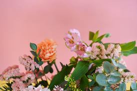 Gros plan sur un bouquet de fleurs fraîches et colorées, capturé en lumière naturelle avec une faible profondeur de champ par la photographe Chloé Baeyaert.