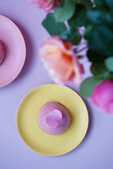 Photographie culinaire d'un cheesecake à la rhubarbe, stylisme aux couleurs pastel et esthétique minimaliste par Chloé Baeyaert.