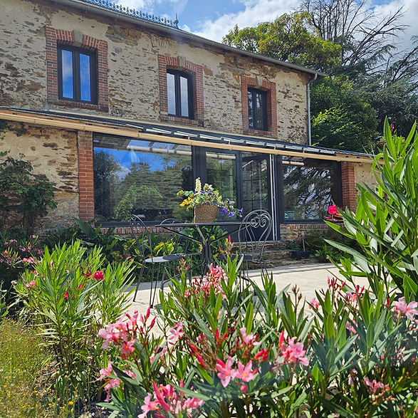 Uitzicht op de gite en terras, zonnig, een zitje en bloeiende oleanders