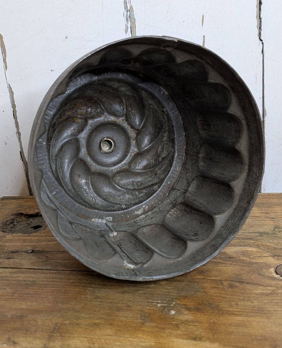 Thumbnail: French metal jelly mould