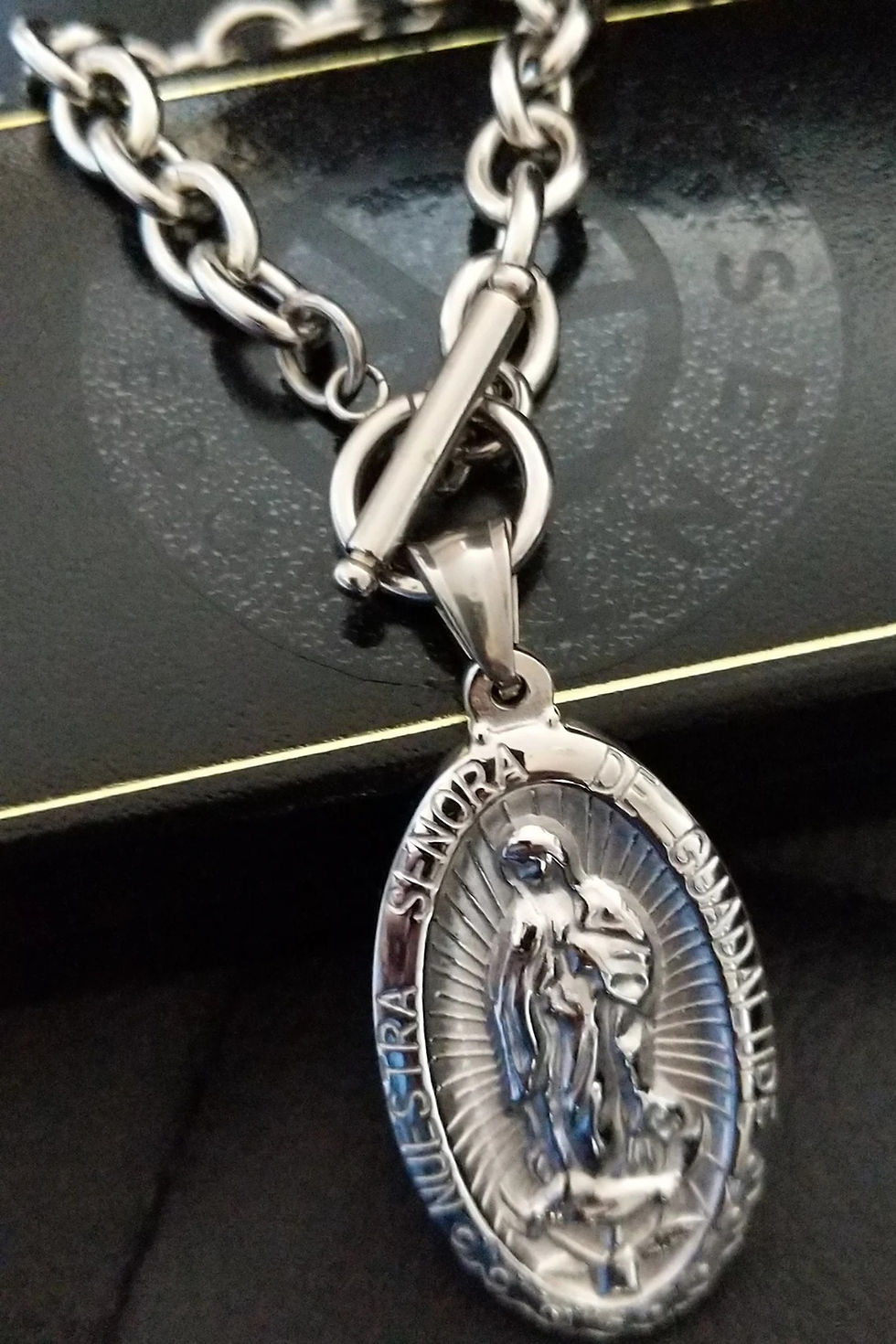 Miniaturbild: Large Oval Lady of Guadalupe Protection Necklace
