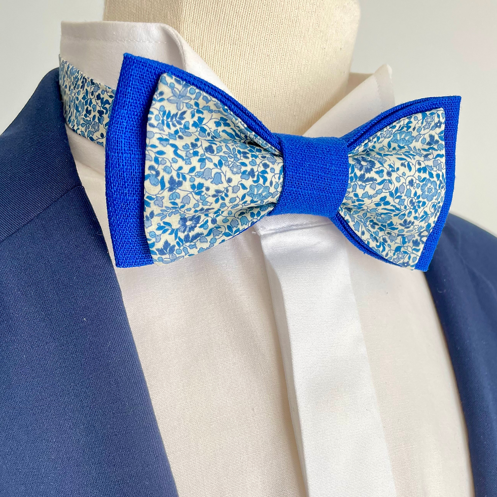 Miniature : Noeud papillon bleu et fleurs