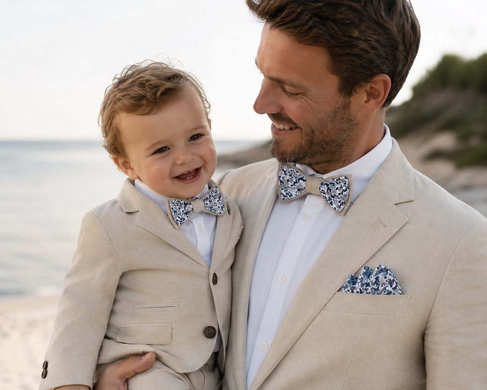 marié et son fils qui portent un noeus papillon beige et bleu fleuri
