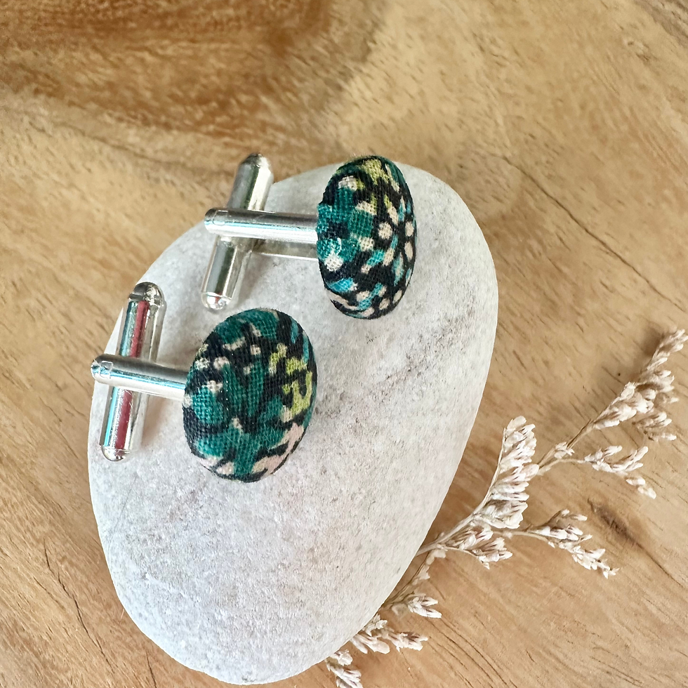 Boutons de manchettes homme mariage- tissu fleurs vertes - cousu main en France. sur costume vert