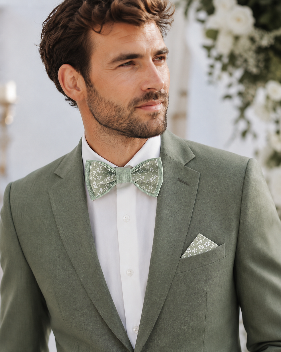 marié avec costume vert olive qui porte noeud papillon vert et carré de poche