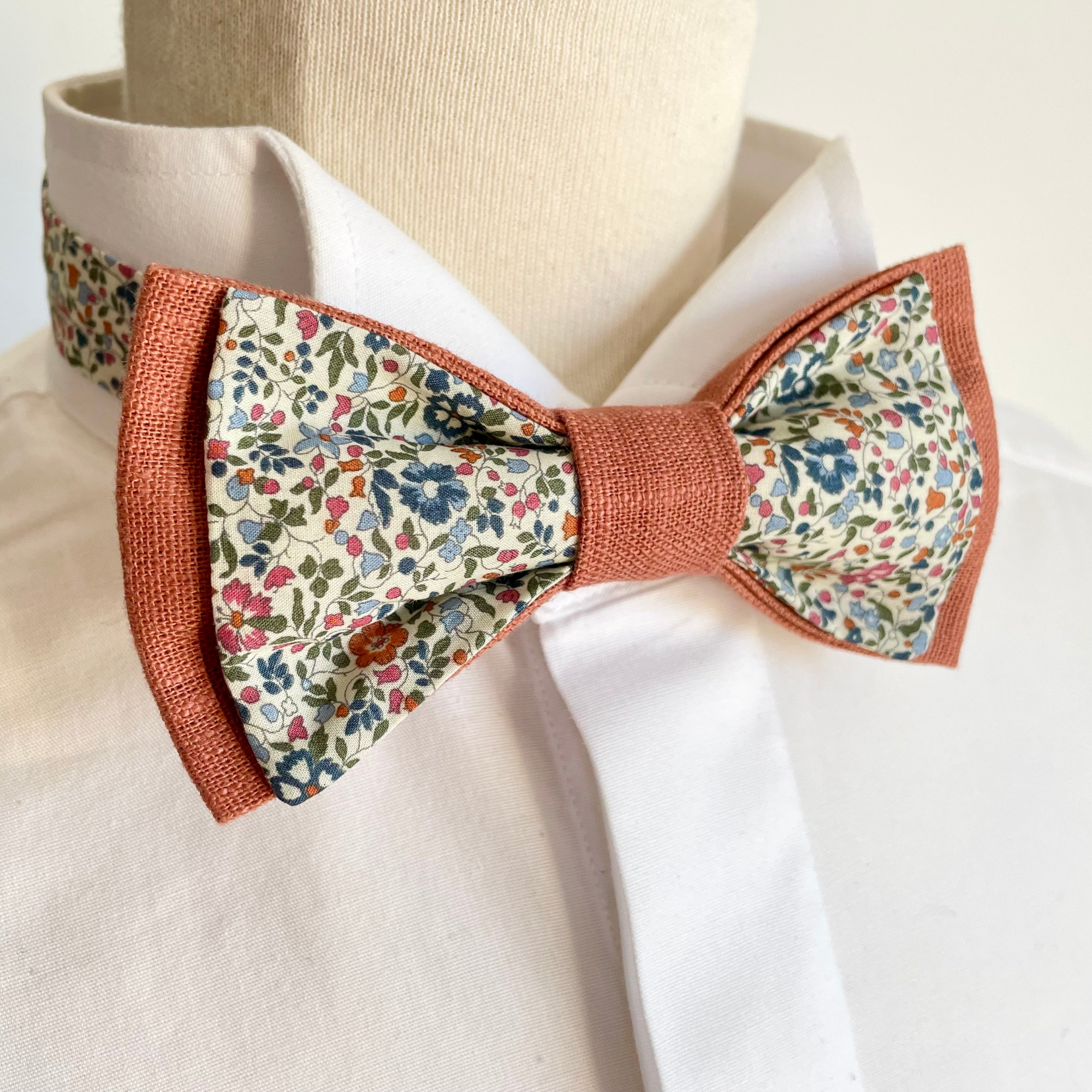 Noeud papillon fleuri-terracotta et liberty Katie and Millie bistre, fait main en France. Mariage chic, champêtre