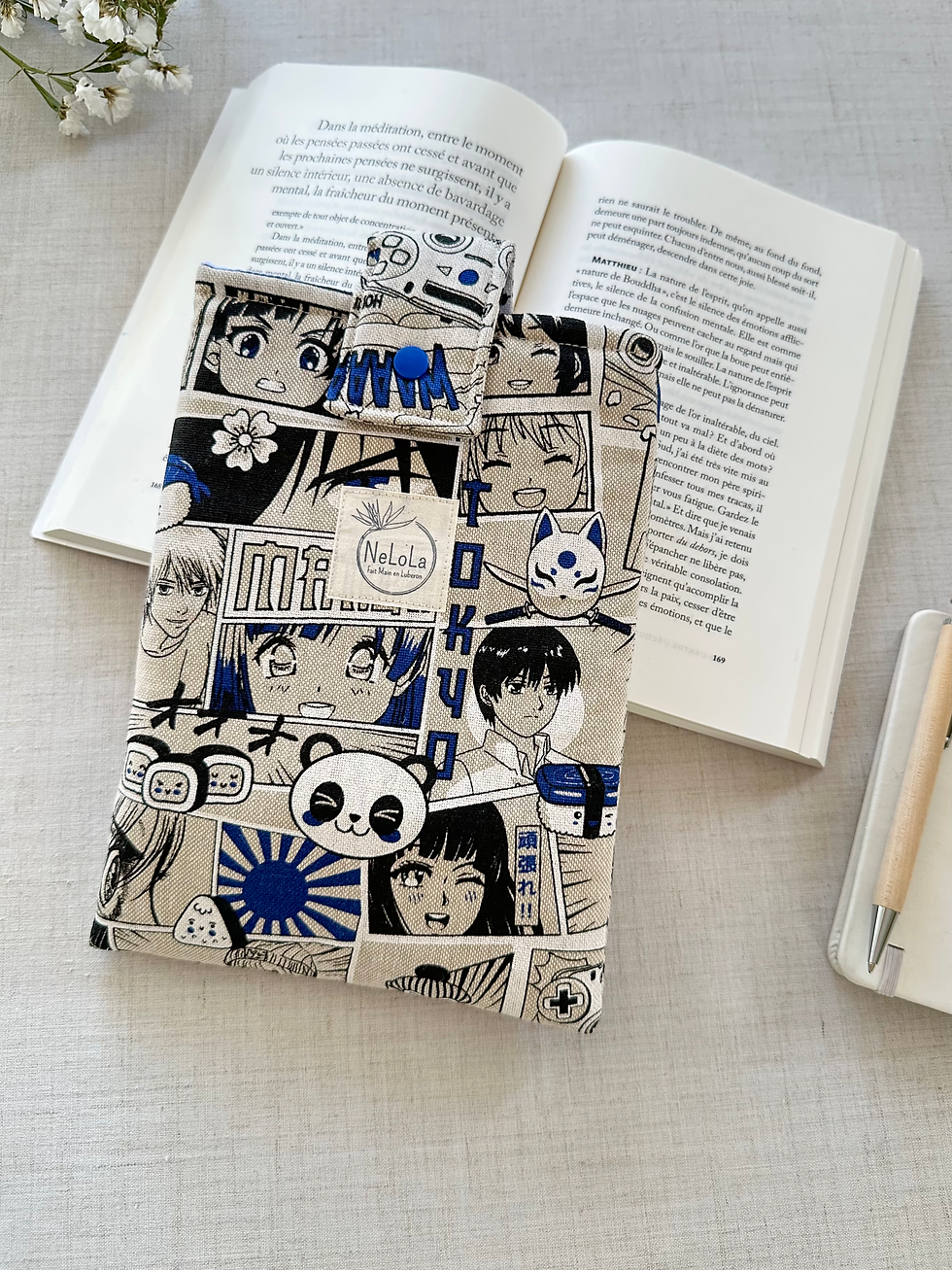 pochette livre manga univers geek en noir , bleu et blanc sur livre ouvert