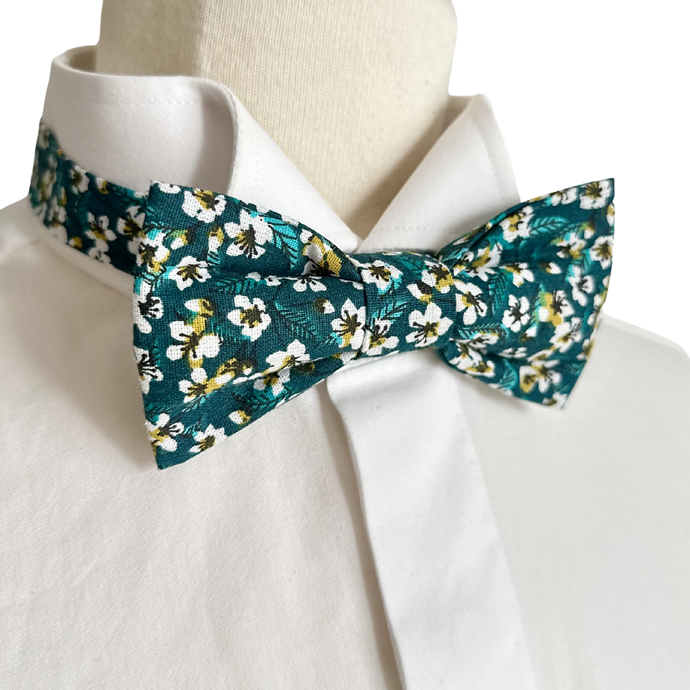 noeud papillon vert et fleurs blanche pour mariage champetre