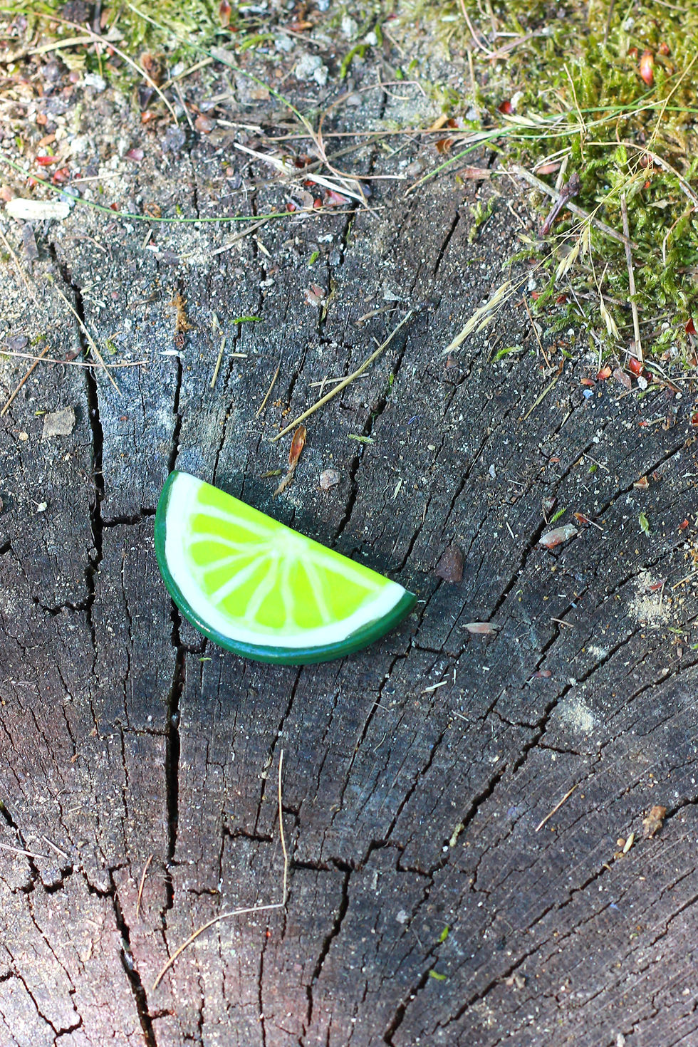 Magnet en forme de moitié de citron vert en porcelaine vert clair vert foncé et blanc vu de dessus fait à la main en france