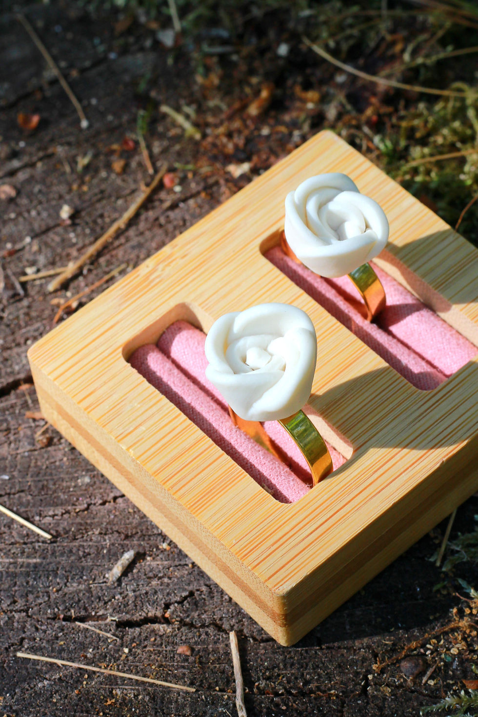 Miniature : Bagues rose blanche en porcelaine montée sur de l'acier inoxydable doré faite à la main en France dans un décor de forêt