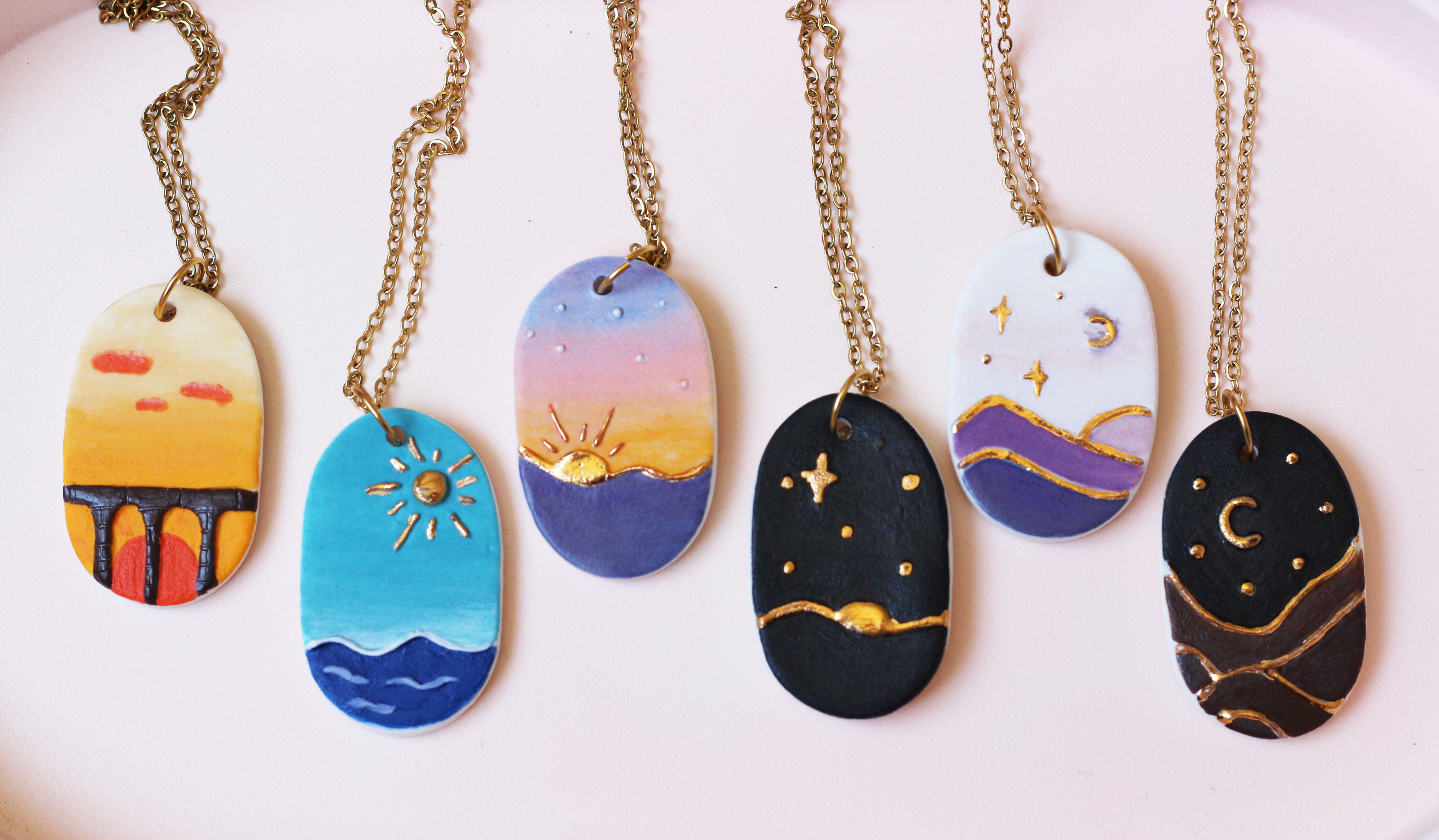 Médaillon collier avec un paysage coloré de ciel d'été en porcelaine avec chaîne en acier inoxydable doré
