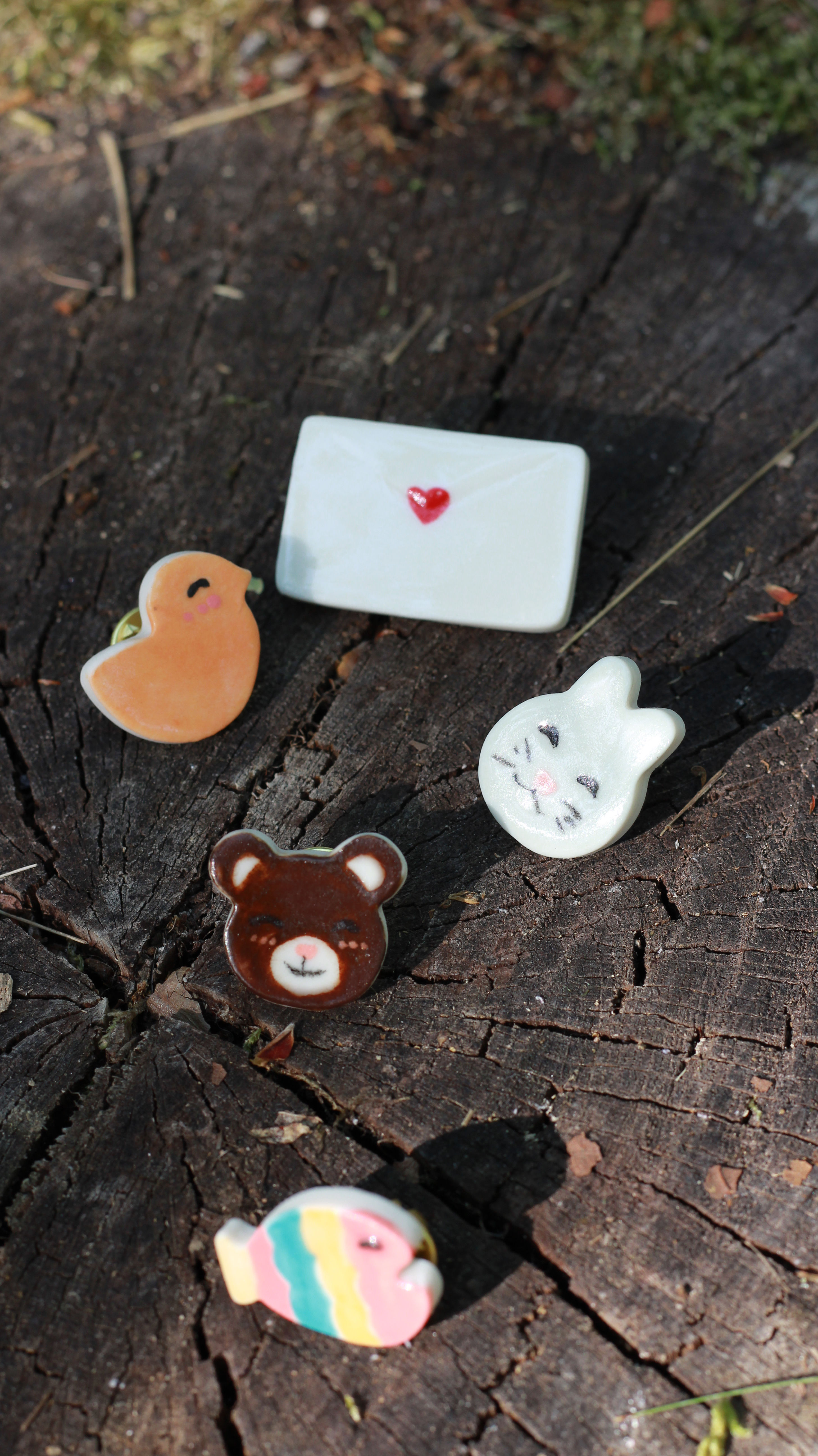 Pin's animaux colorés en porcelaine