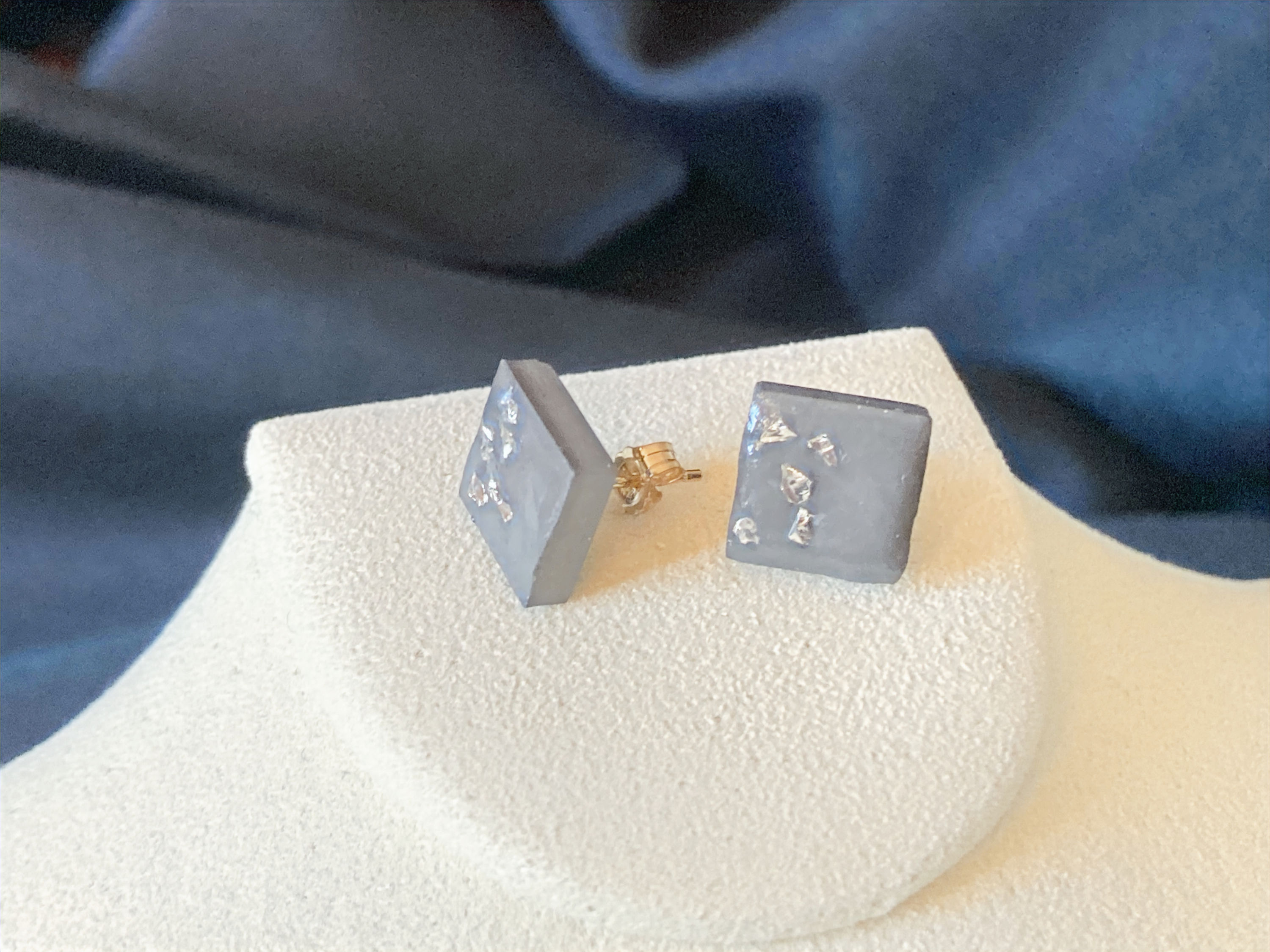 Puces d'oreilles or et béton