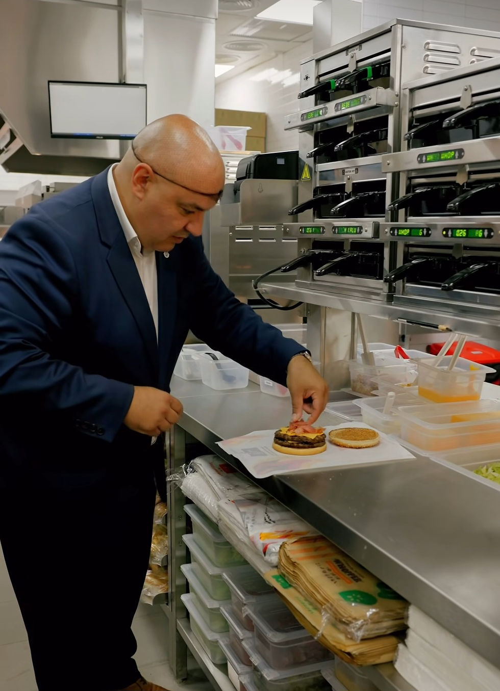 Celso Bettencourt versão Isaltino serve 1.º cliente do Burger King