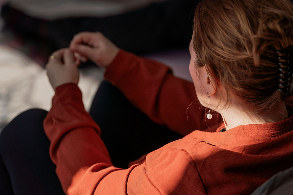 Femme leader en réflexion, coaching en leadership incarné avec Ateliers Satva