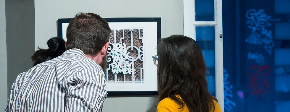 visitors looking at an Ashwan print - photo by Eduardo Doors