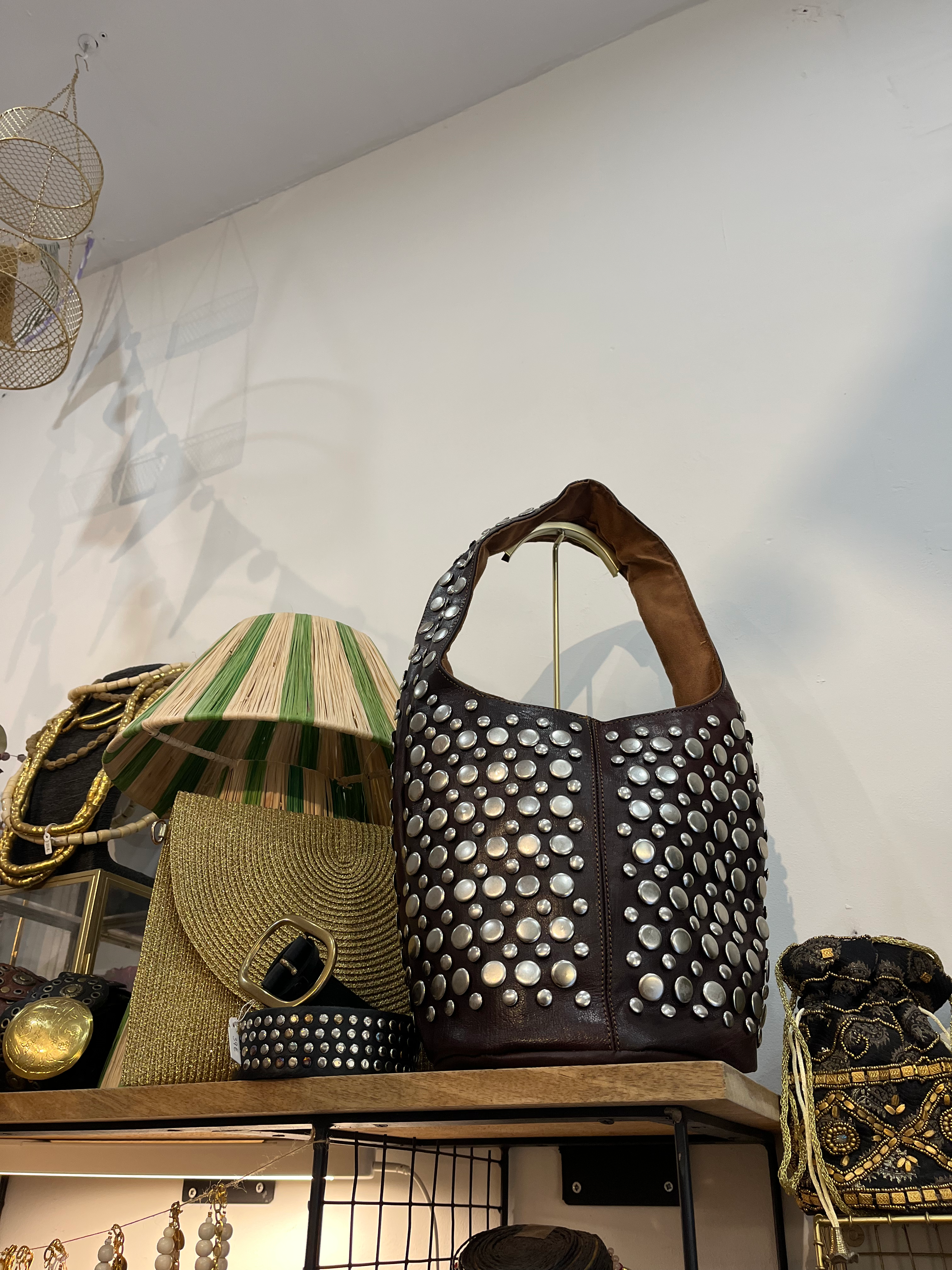 BOLSO TIPO SACO TACHUELAS