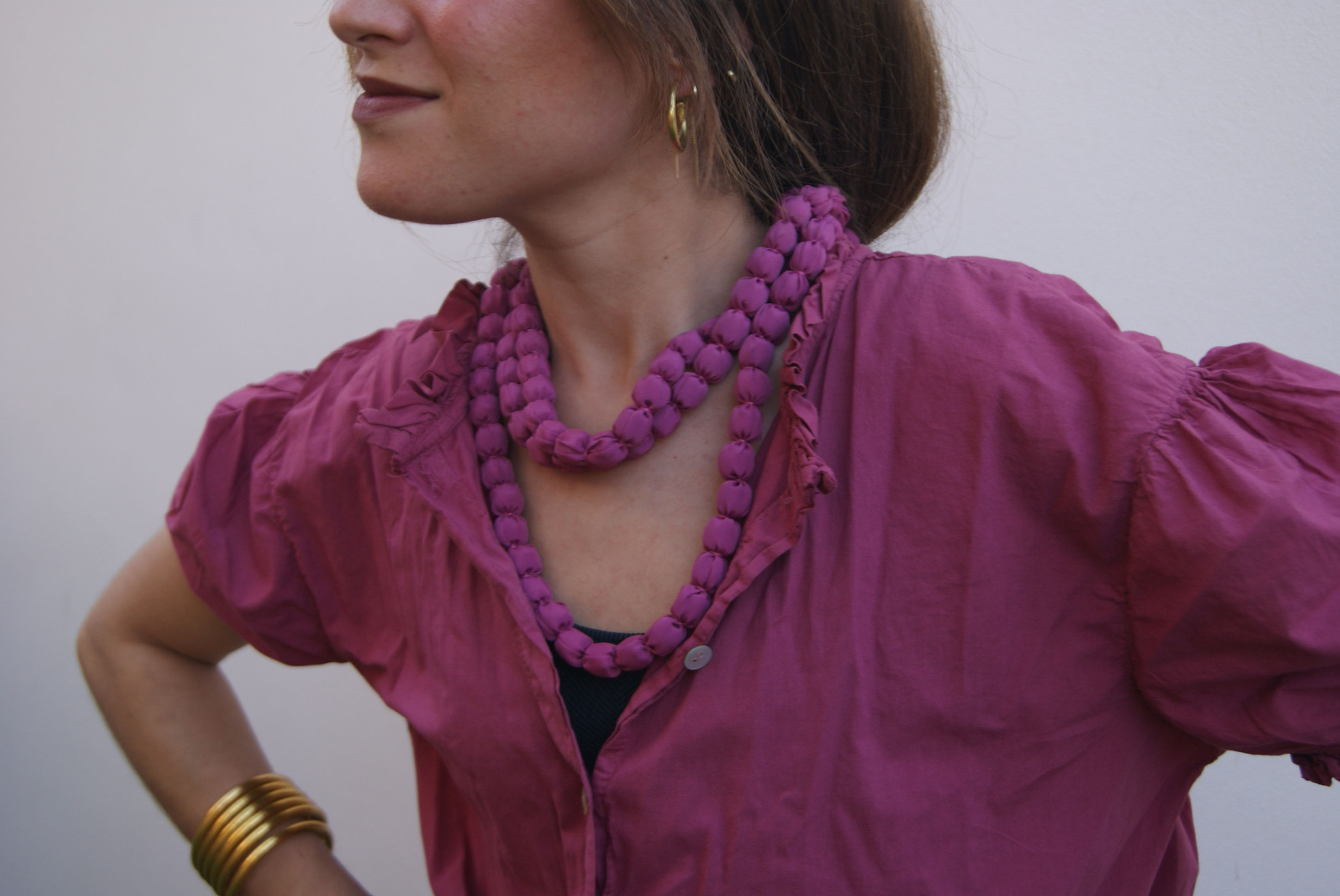 COLLAR NUDO SEDA FUCSIA